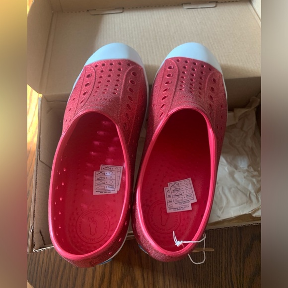 Brand new never worn Native shoes (J3/EU 34) - Picture 3 of 3